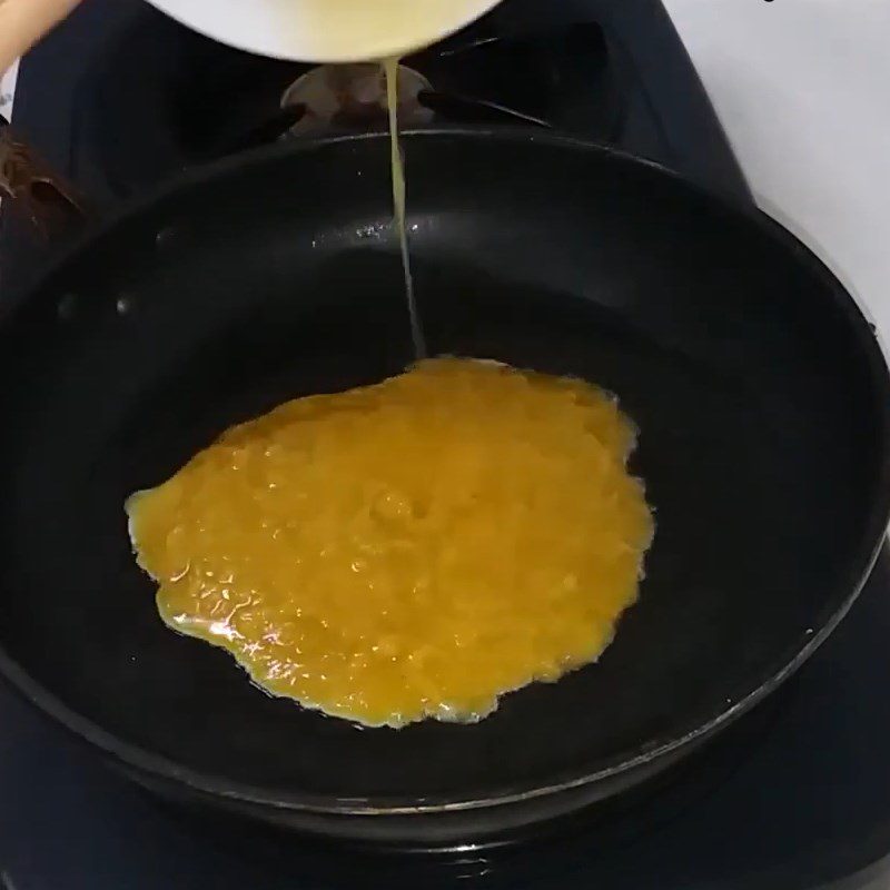 Step 3 Frying the eggs Fried eggs with green rice