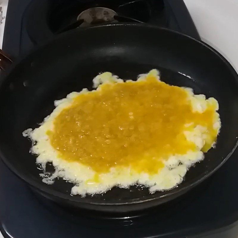 Step 3 Frying the eggs Fried eggs with green rice