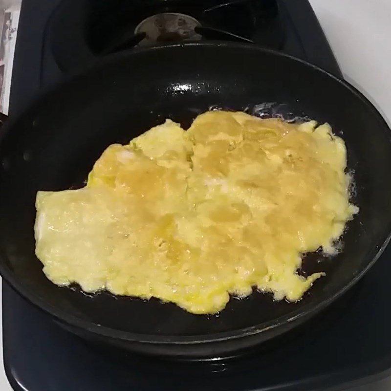 Step 3 Frying the eggs Fried eggs with green rice