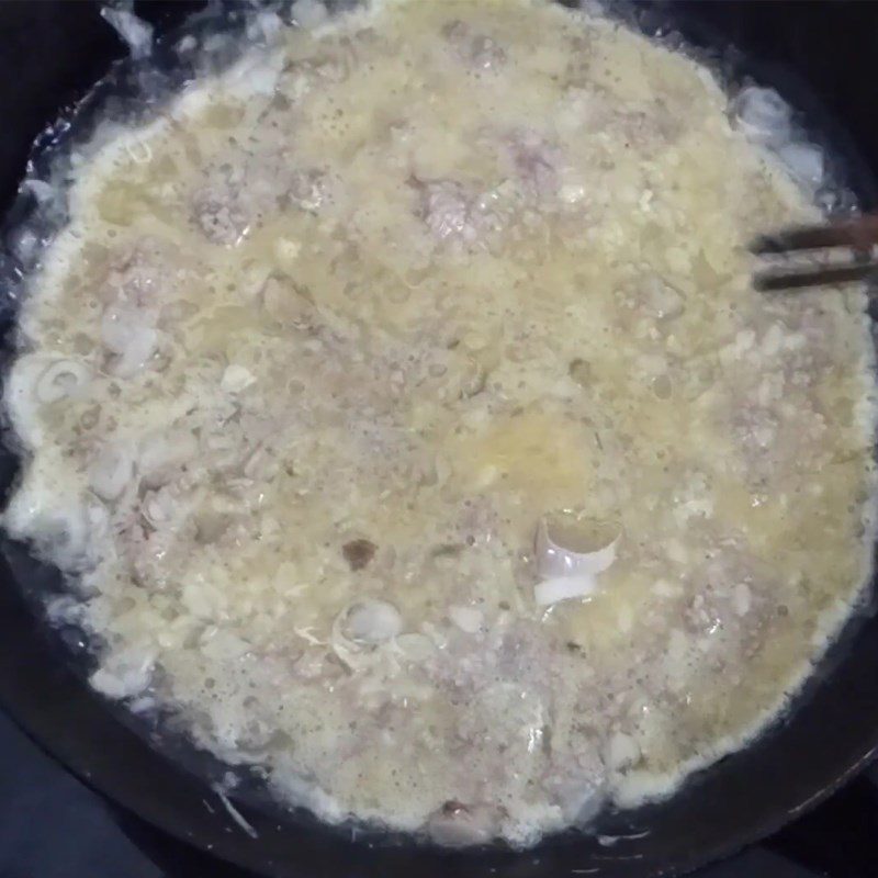 Step 4 Frying eggs Green sticky rice fried eggs with meat