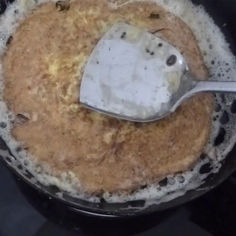 Step 4 Frying eggs Green sticky rice fried eggs with meat