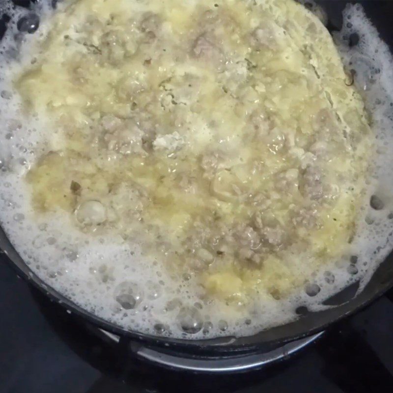 Step 4 Frying eggs Green sticky rice fried eggs with meat