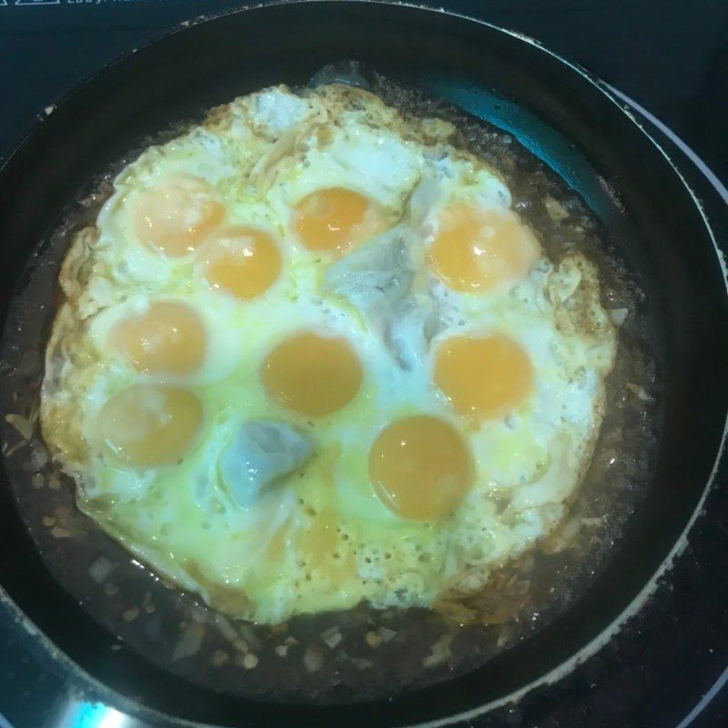 Step 3 Frying quail eggs Fried quail eggs with fish sauce (recipe shared by a user)