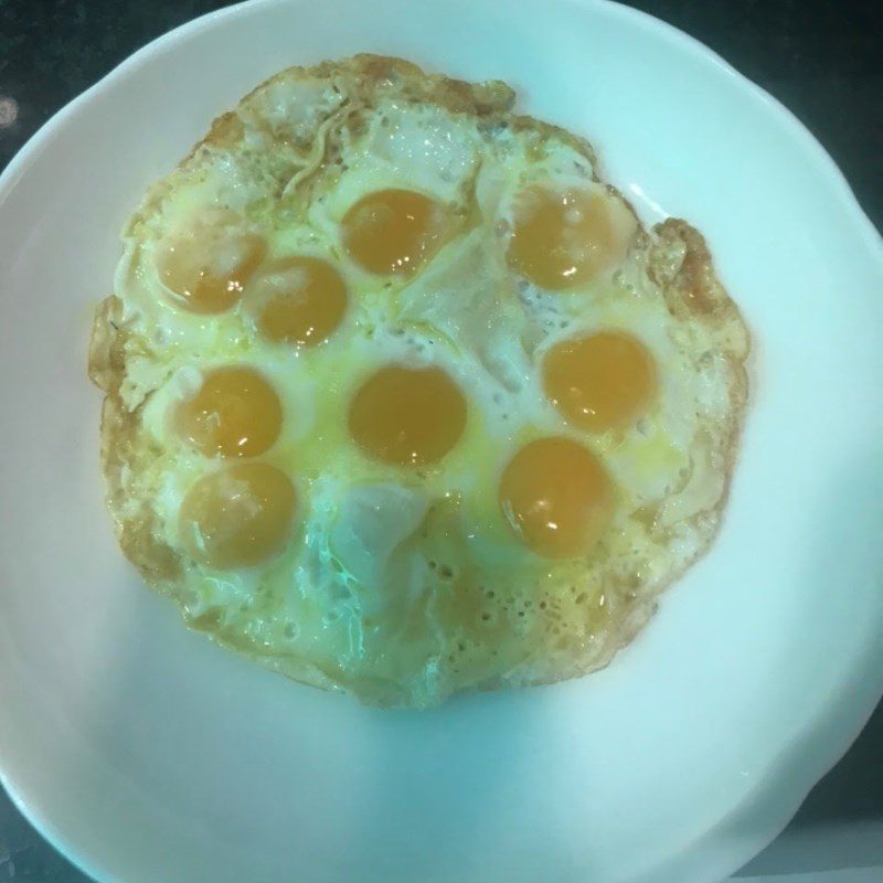 Step 3 Frying quail eggs Fried quail eggs with fish sauce (recipe shared by a user)