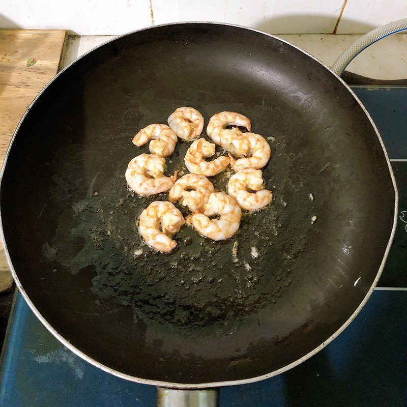 Step 3 Fry eggs and stir-fry beef and shrimp mixed noodles