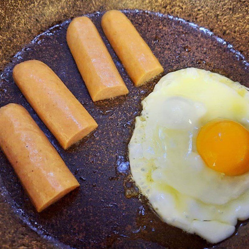 Step 2 Fry the eggs and sausages for the egg and sausage sandwich