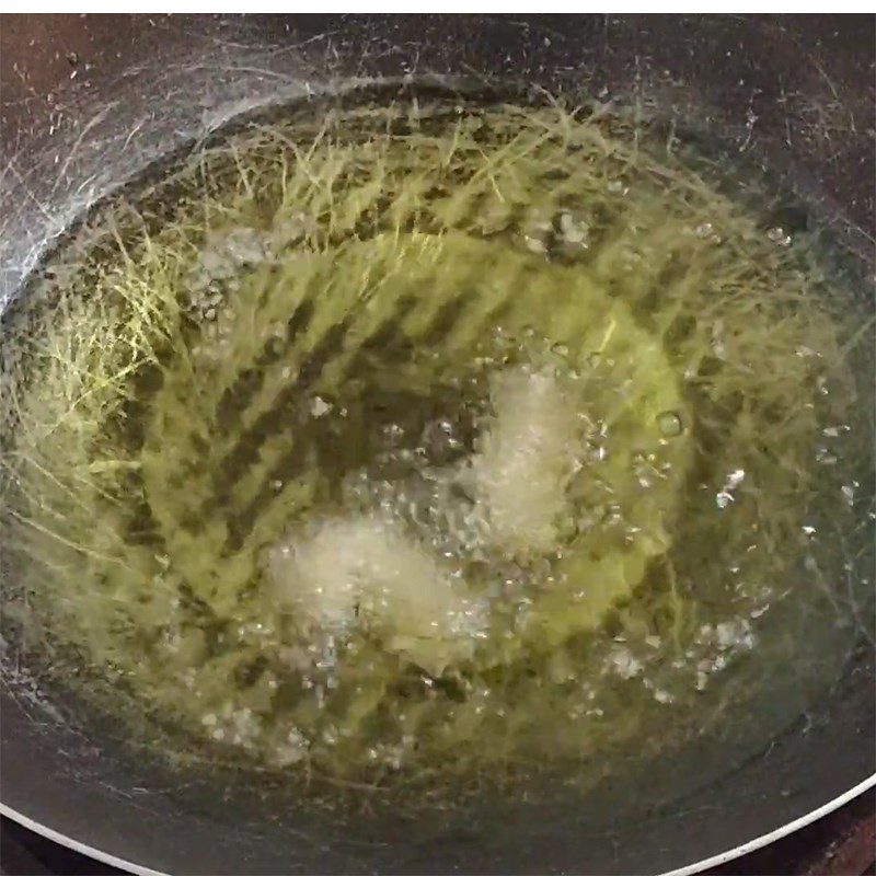 Step 3 Fry the beef marrow for the first time Crispy fried beef marrow