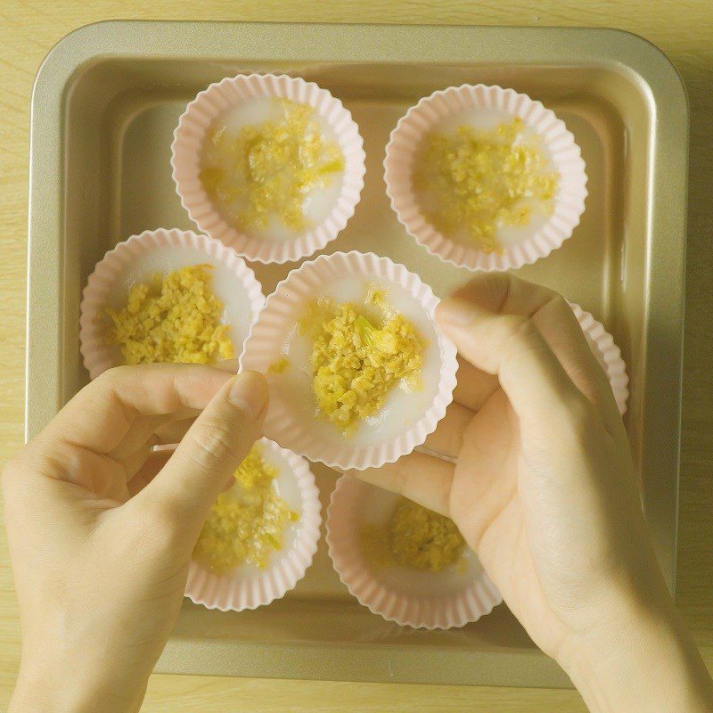 Step 6 Place the cake in the mold and steam the cake The cake does not need banana leaves