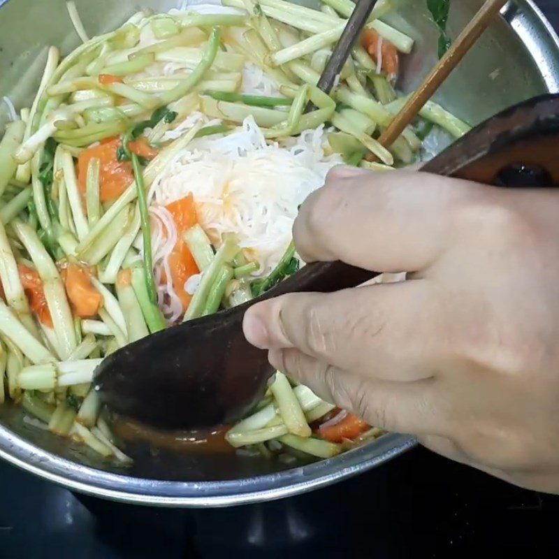 Step 3 Add the noodles Stir-fried noodles with tomato and water celery