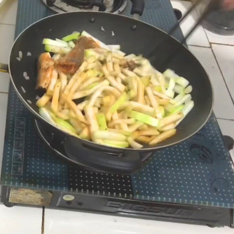 Step 3 Add canned fish Canned sardines stir-fried with gourd