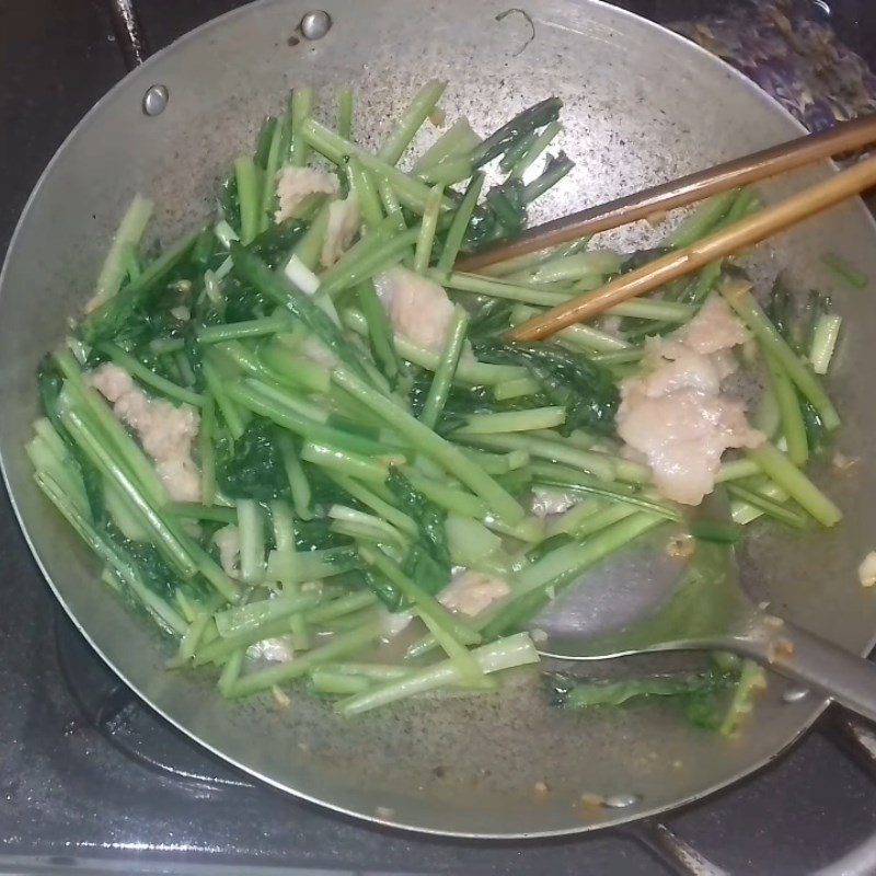 Step 3 Add the greens Stir-fried pork with mustard greens