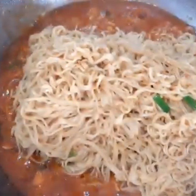 Step 3 Add the noodles Instant noodles stir-fried with canned fish