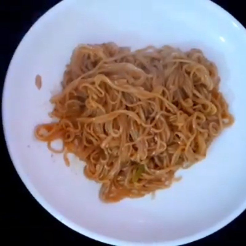 Step 3 Add the noodles Instant noodles stir-fried with canned fish