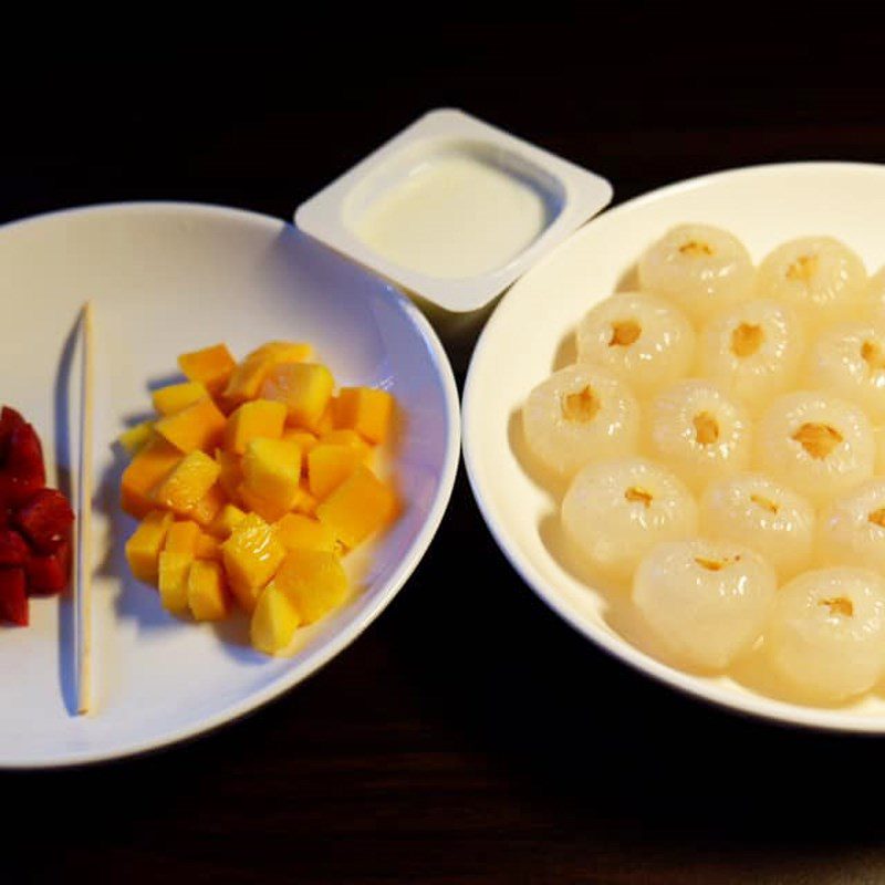 Step 2 Stuff the yogurt and fruit into the lychee for Lychee stuffed with yogurt and fruit