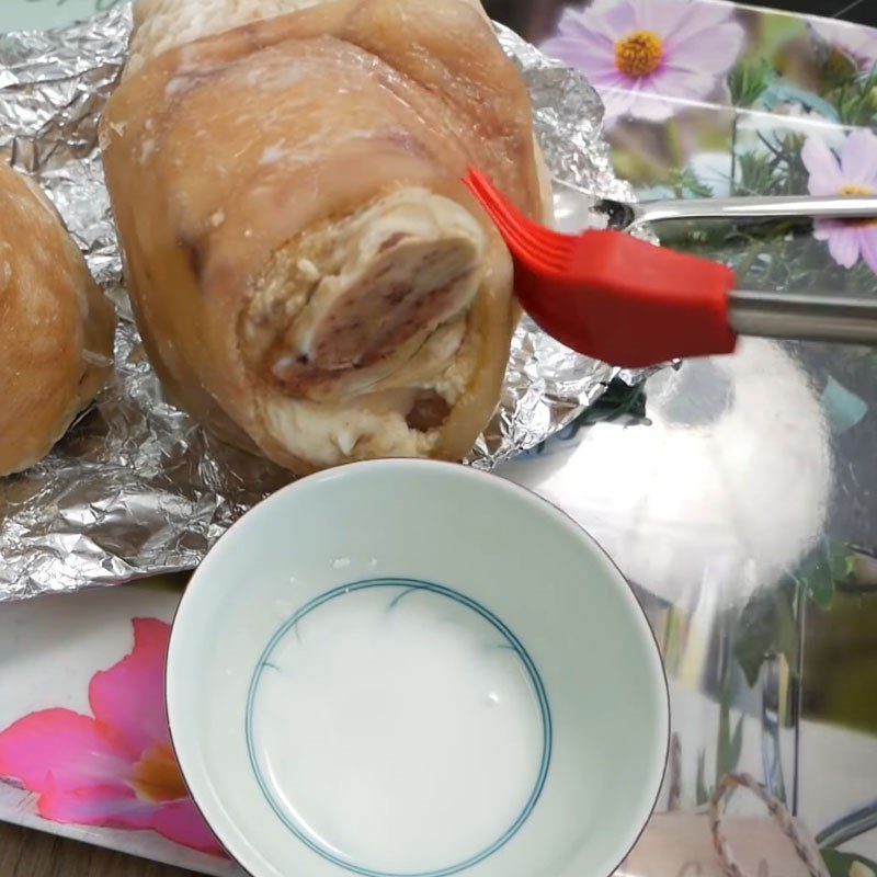 Step 3 Prepare the pig's trotters before frying Fried pig's trotters with salt