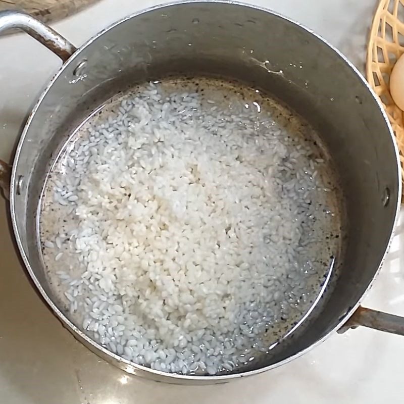 Step 1 Prepare rice and cook porridge Minced meat and chicken egg porridge