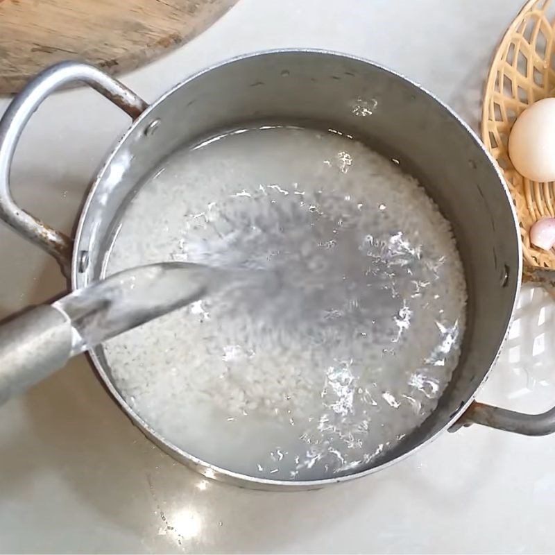 Step 1 Prepare rice and cook porridge Minced meat porridge with egg