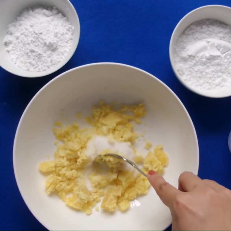 Step 1 Prepare sweet potatoes for cam cakes with sesame sugar coating