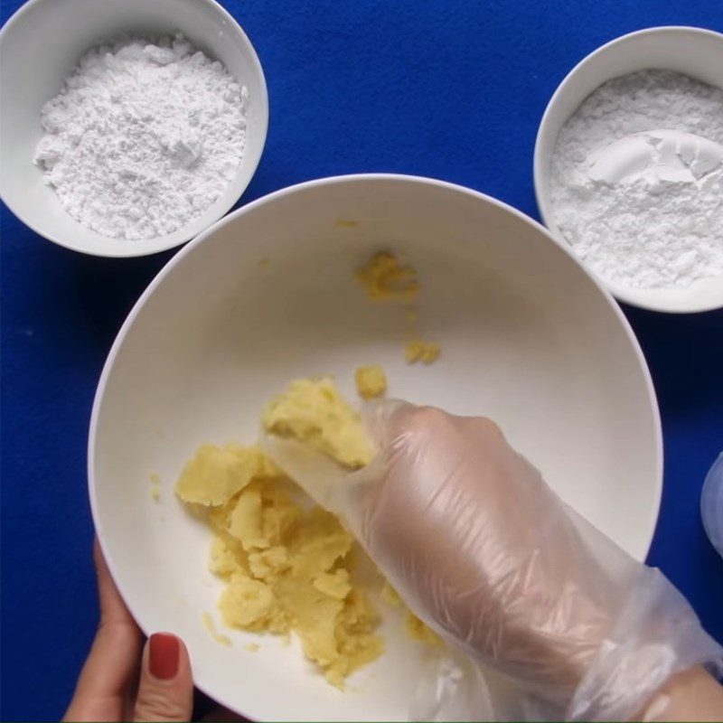 Step 1 Prepare sweet potatoes for cam cakes with sesame sugar coating