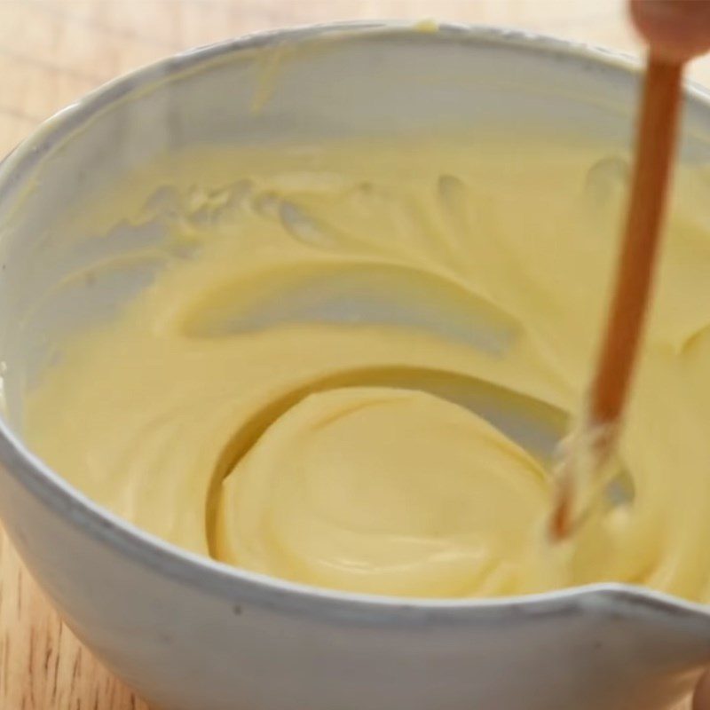 Step 5 Prepare the cake mold, whip the cream cheese for mini strawberry filled bread