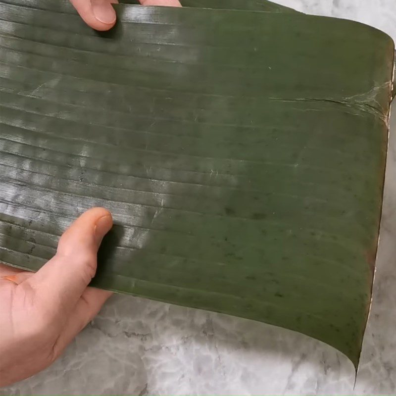 Step 3 Prepare banana leaves for Gac coconut cake with mung bean filling