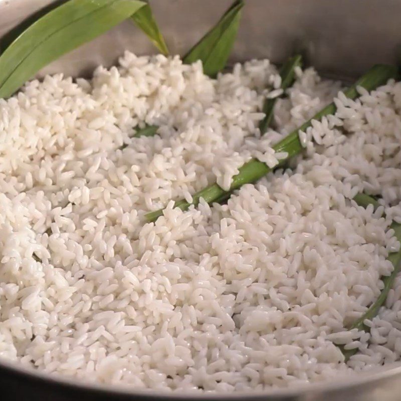 Step 1 Steam the sticky rice Sticky rice with butterfly pea flowers and cassava