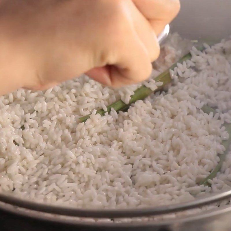 Step 1 Steam the sticky rice Sticky rice with butterfly pea flowers and cassava