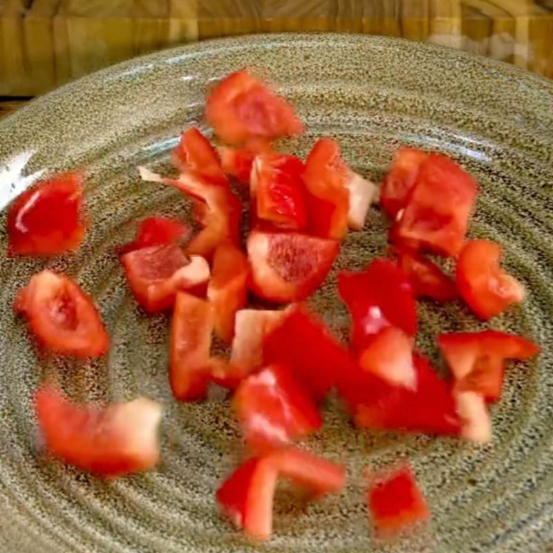 Step 1 Prepare the ingredients for the salted chicken dipping sauce with bell peppers