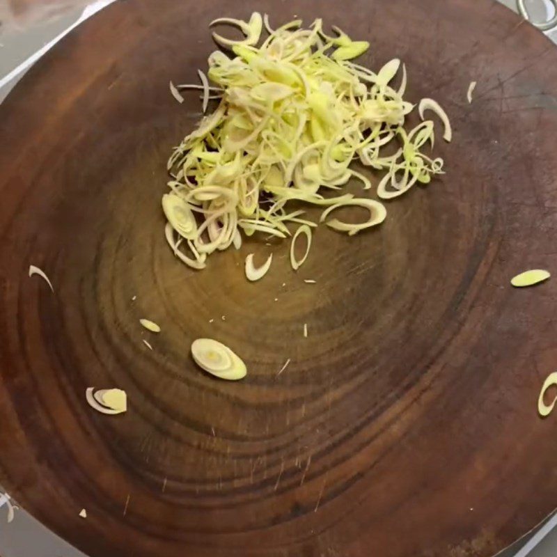 Step 1 Preparing ingredients for crispy carp stir-fried with lemongrass and chili