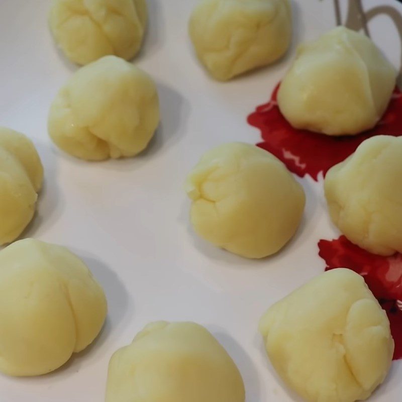 Step 4 Prepare the salted egg green bean durian filling for Durian Green Bean Cake