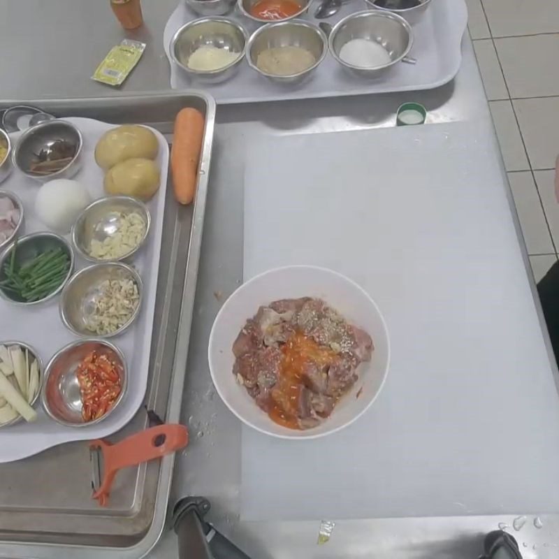 Step 2 Marinate the buffalo meat Buffalo meat stewed with potatoes