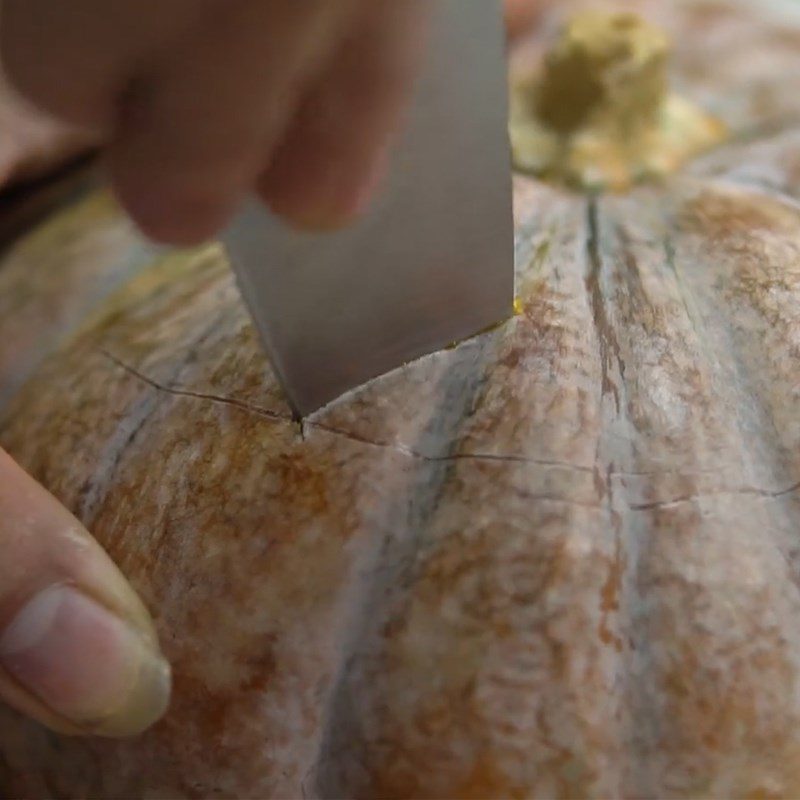 Step 1 Prepare the pumpkin shell Duck braised with pumpkin