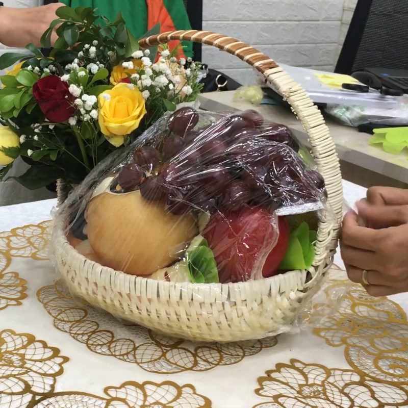 Step 4 Secure with Plastic Wrap Arranging the fruit basket (various types)