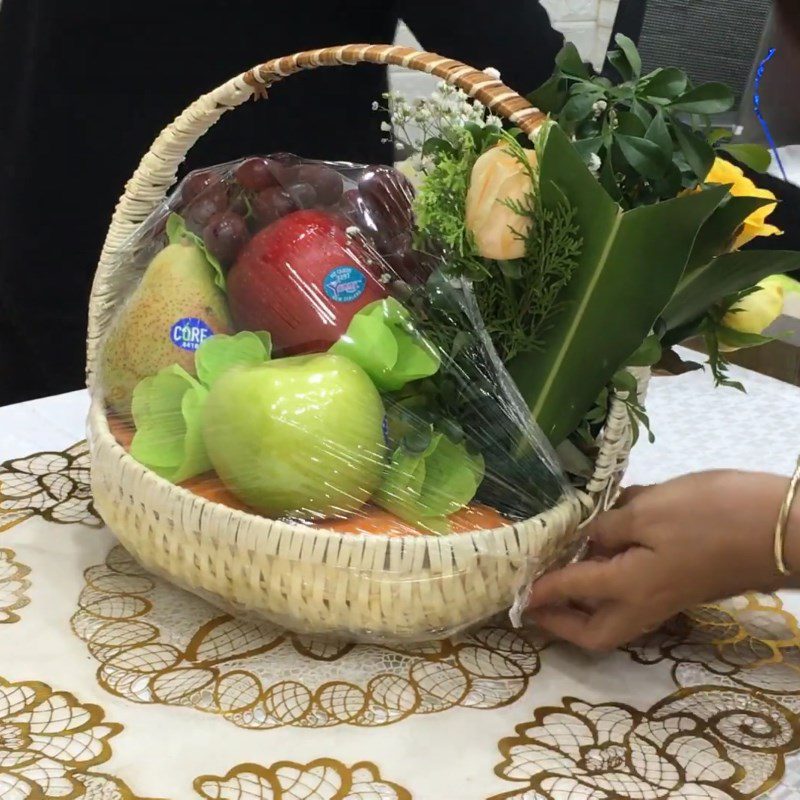 Step 4 Secure with Plastic Wrap Arranging the fruit basket (various types)