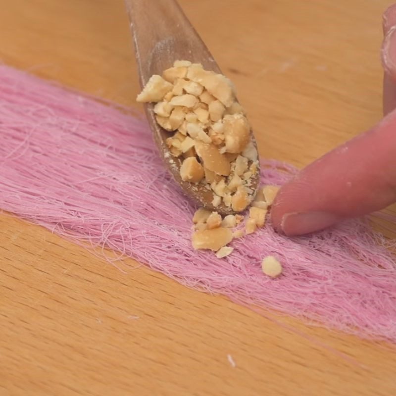 Step 6 Roll the candy with peanuts Dragon beard candy