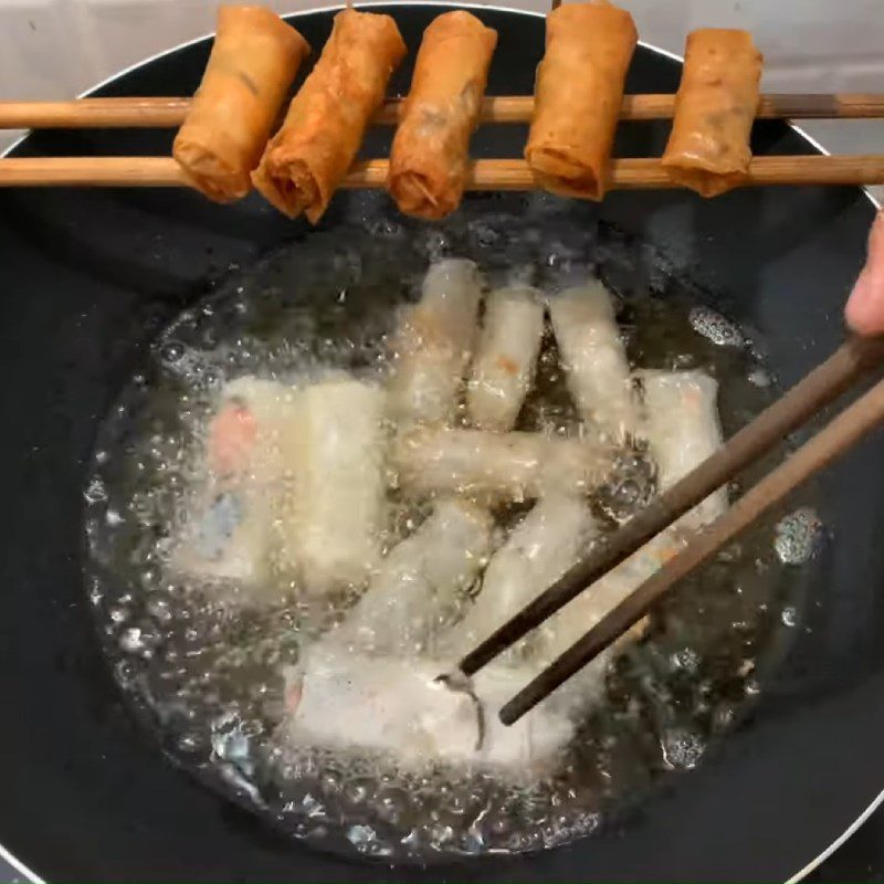 Step 5 Rolling and frying the spring rolls Grilled spring rolls