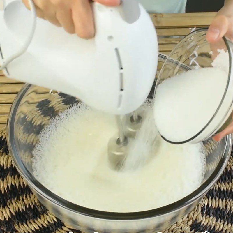 Step 3 Whip the egg whites and mix with the banana flour mixture for the banana cake