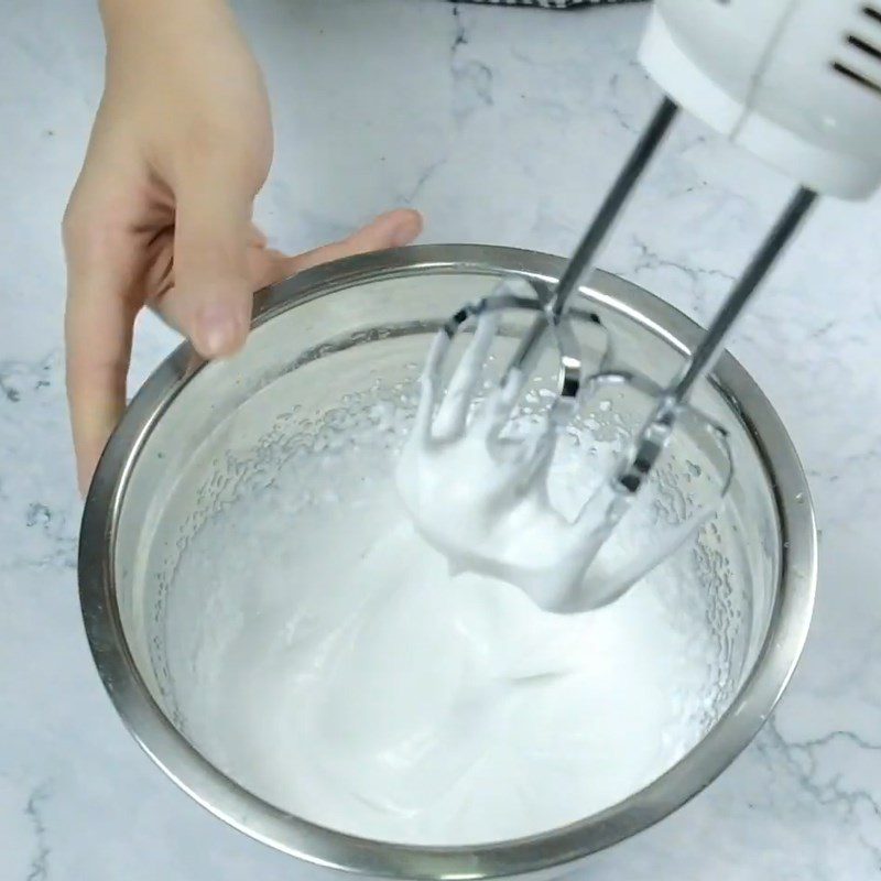 Step 1 Whip the whipping cream Tiramisu jelly mooncake