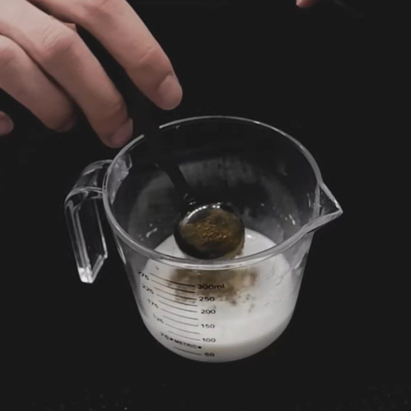 Step 1 Whisk the milk mixture with houjicha powder Hojicha latte (Houjicha latte)