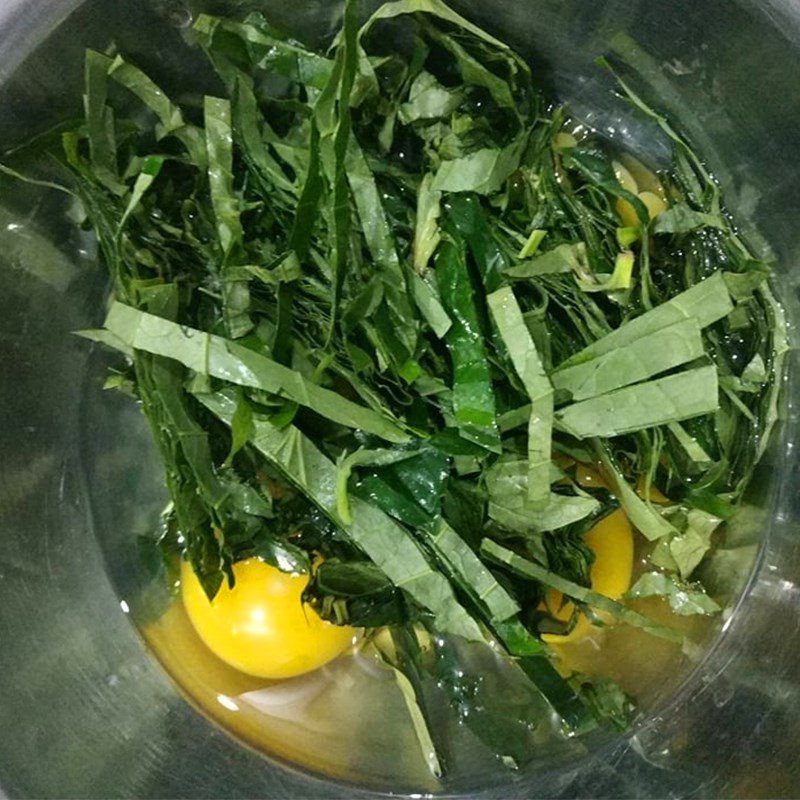 Step 2 Beat the egg mixture Fried eggs with pepper leaf