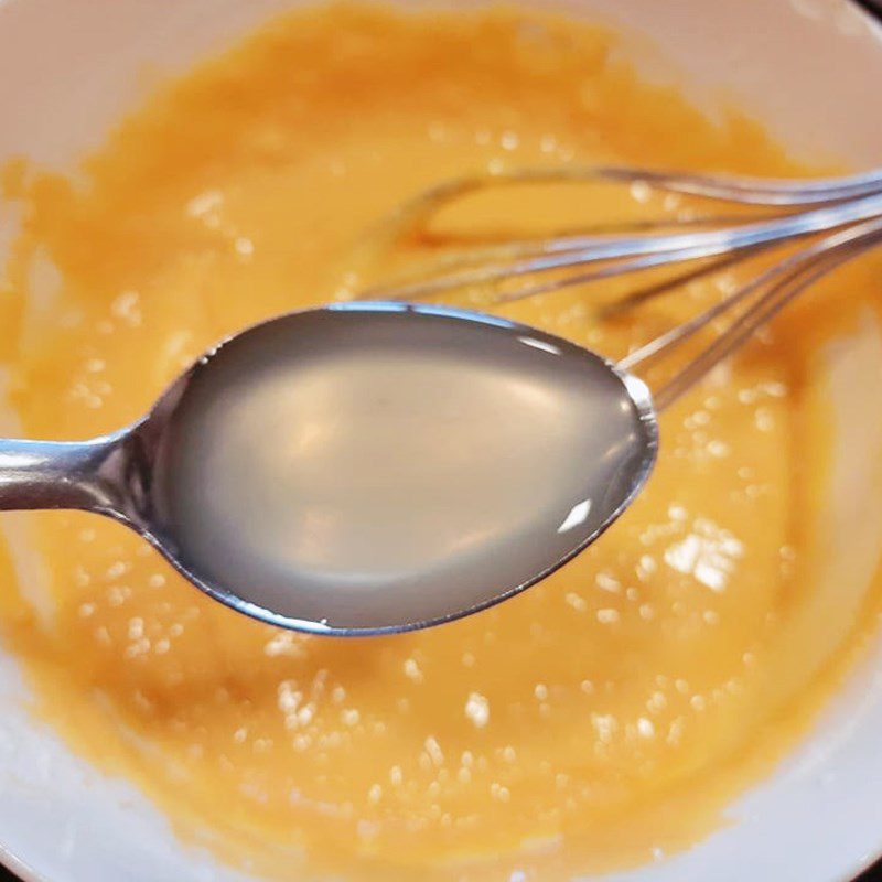 Step 2 Whip the egg yolks for the caramel peach sponge cake