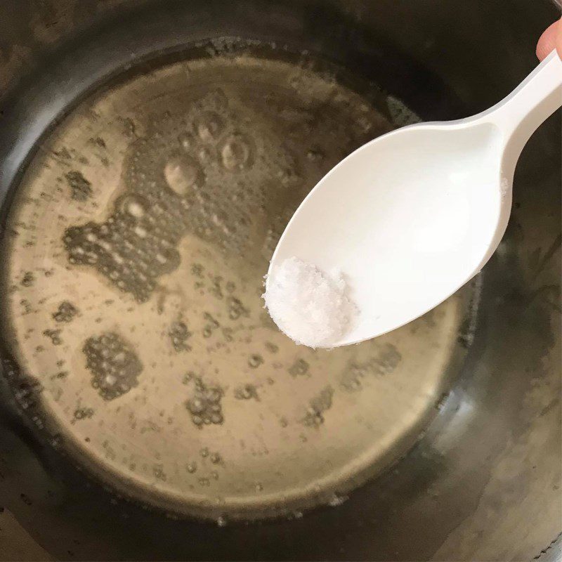 Step 3 Beat the egg whites for the no-bake chocolate banana sponge cake