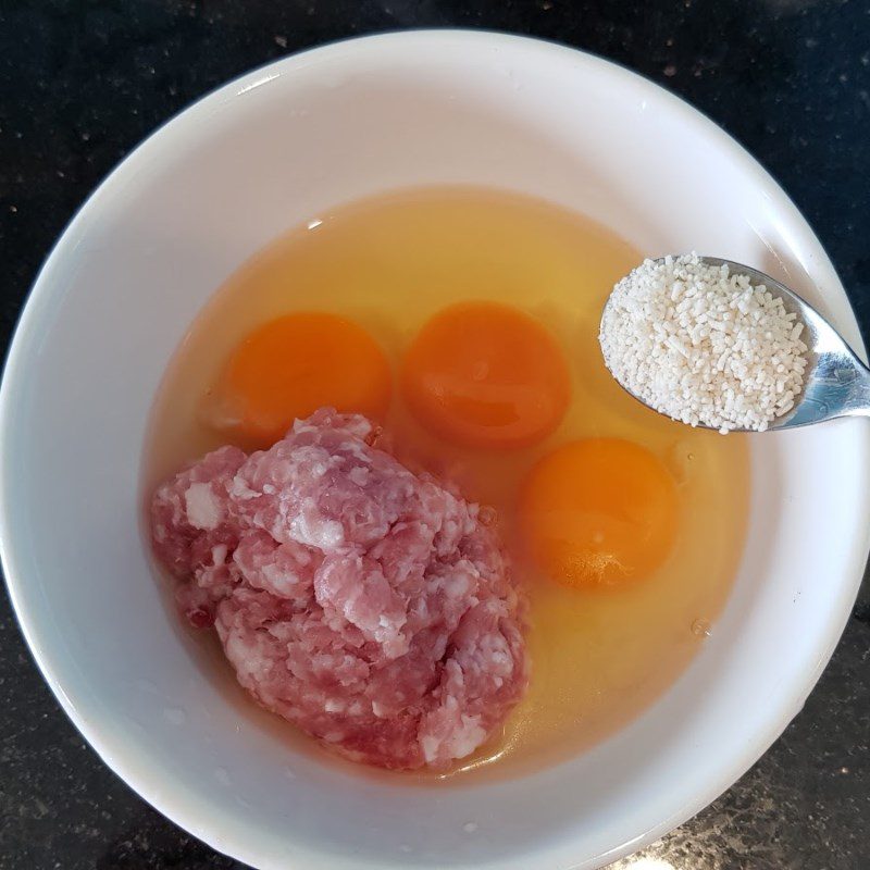 Step 2 Beat the egg mixture for Fried egg with minced pork and betel leaves