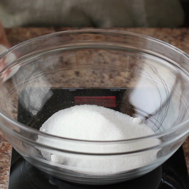 Step 3 Beating eggs for stir-fried noodles