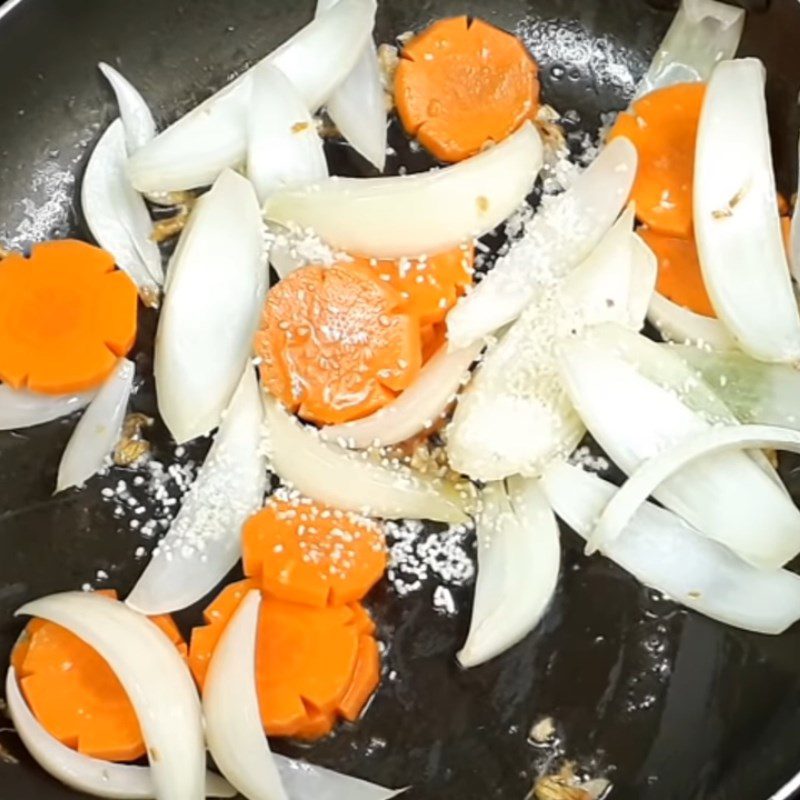 Step 3 Beating eggs for stir-fried noodles