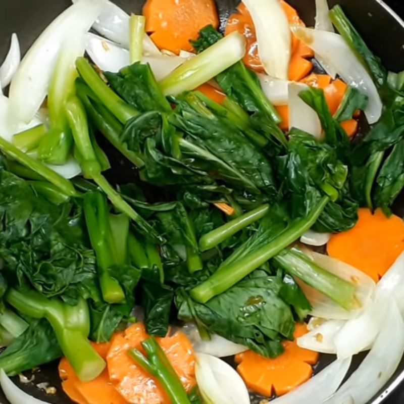 Step 3 Beating eggs for stir-fried noodles