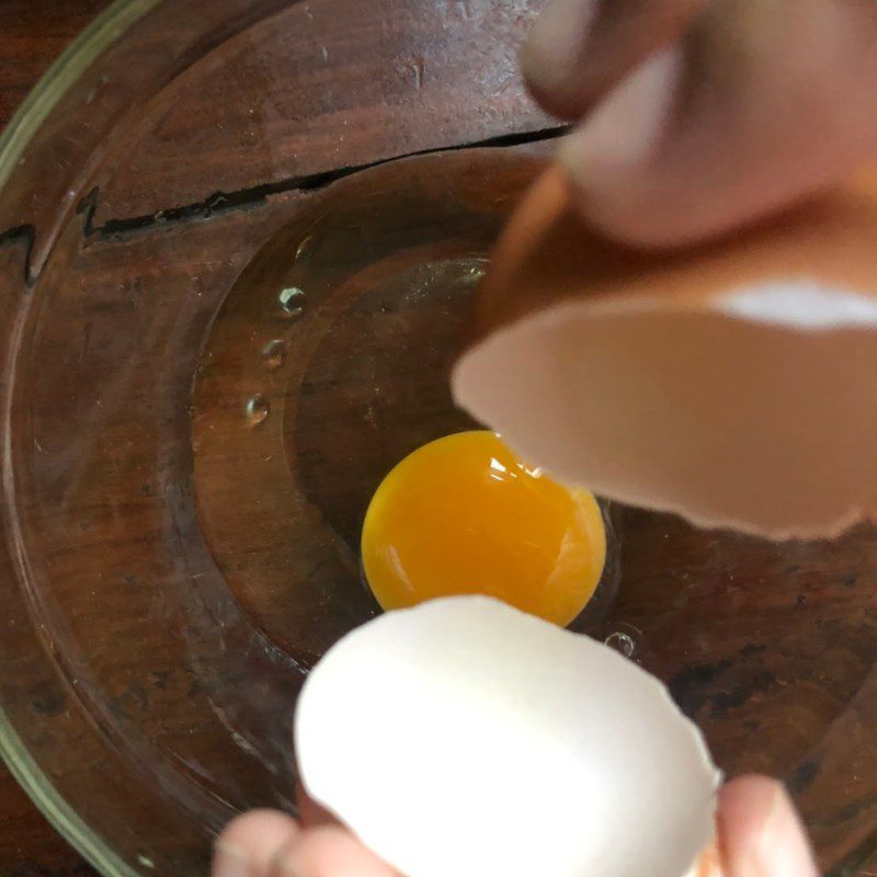 Step 2 Beat the eggs for Fried Rice with Eggs