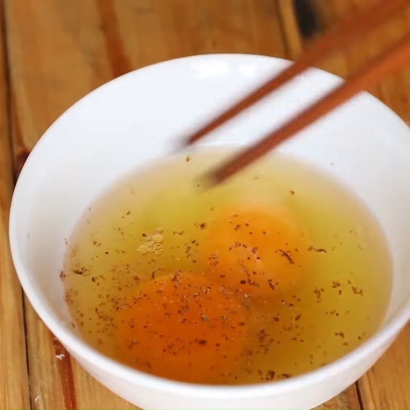 Step 2 Whisk the eggs for Fried Egg Noodles