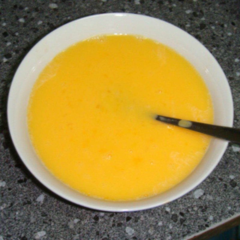 Step 2 Whisk the eggs for Fried Egg Noodles