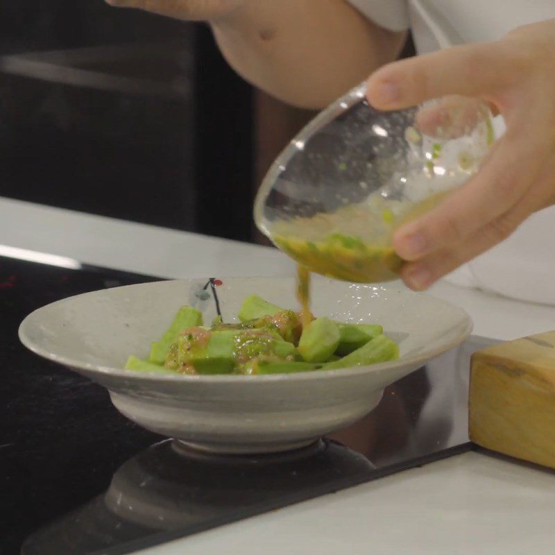 Step 2 Beating eggs and steaming okra Steamed okra with egg